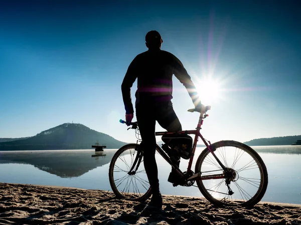 Silhueta Motociclista Com Bicicleta Praia Visão Traseira Homem Com Uma — Fotografia de Stock
