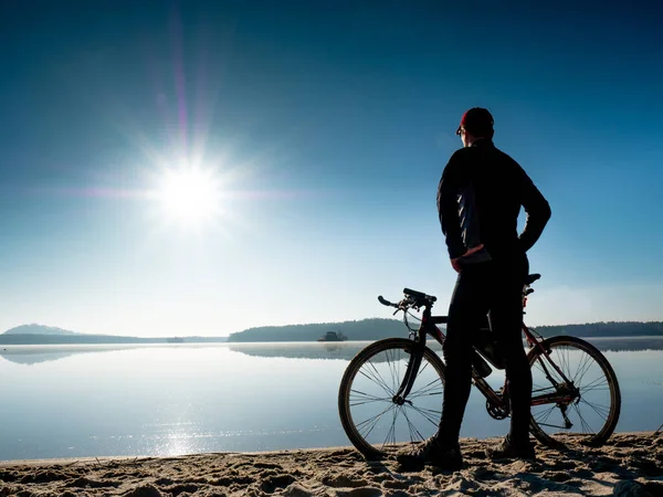 Jovem Que Fica Margem Lago Com Bicicleta Pôr Sol Homem — Fotografia de Stock