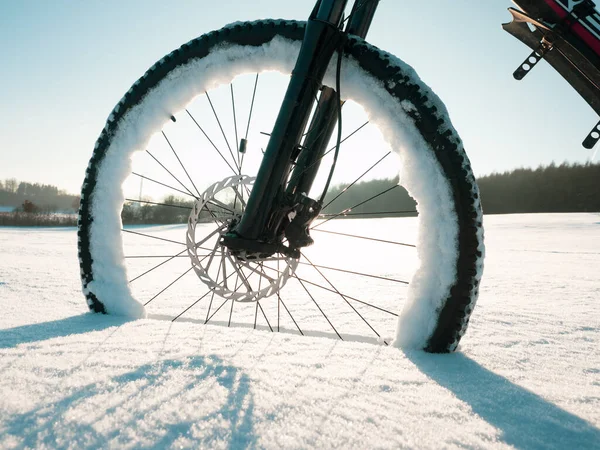 Närbild Cykelhjul Vit Snö Cykling Extrema Vinterförhållanden Koncept Och Vinterdäck — Stockfoto