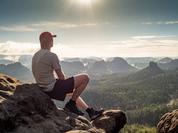 Runner Man Reiziger Zittend Steen Zichtpunt Boven Landschap — Stockfoto