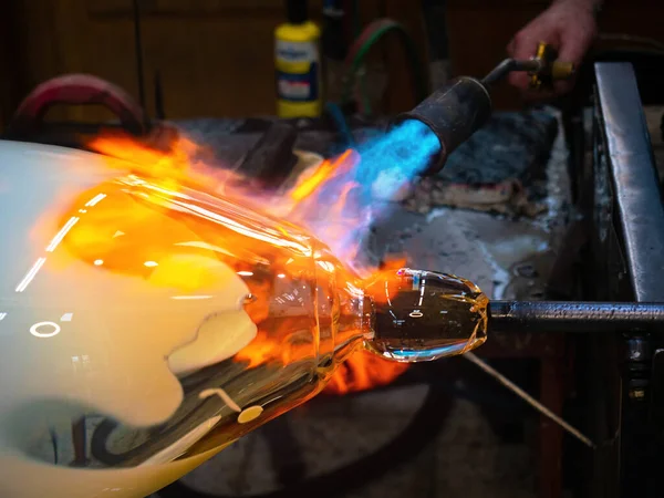 Artiste Verre Tire Une Boule Verre Avec Une Torche Gaz — Photo