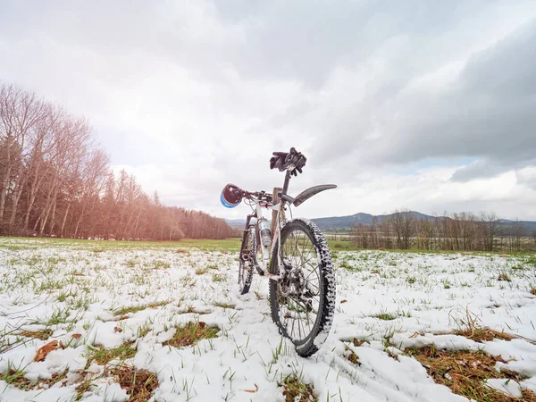 Vårtur Med Brant Mountainbike Snöigt Landskap Vit Mtb Med Klarblå — Stockfoto