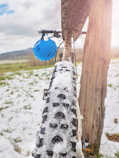 Assista Bicicleta Roda Dianteira Neve Detalhado Extremo Close Baixo Ângulo — Fotografia de Stock