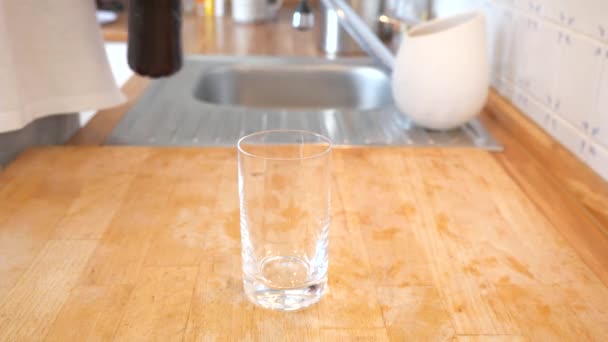 Häll Lila Fruktsirap Ett Glas Tillaga Dryck Träbord Köket — Stockvideo