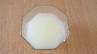 Alevli vitamin haplarını bardağa atmak. Soğuk algınlığına ve akşamdan kalmaya karşı çözünebilir bir içecek hazırlıyorum. Yavaş çekim
