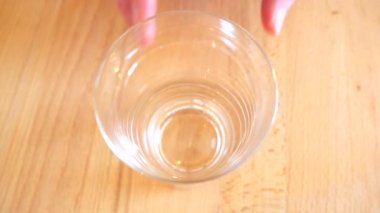 Vitaminler bir bardağa maden suyu dökülüyor. Soğuk algınlığına ve akşamdan kalmaya karşı çözünebilir bir içecek hazırlıyorum. Yavaş çekim