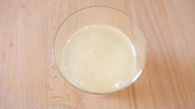 Bir bardak suya çözünebilir multivitamin tableti atmak. Soğuk ya da akşamdan kalma tedavisi.