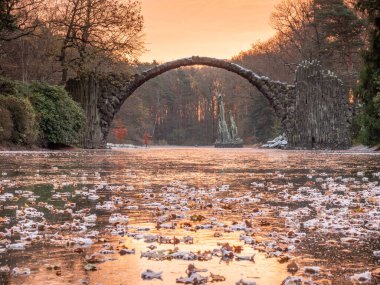 Kromlau 'daki Rakotzbrucke' de kış gecesi sona erdi. Almanya 'da inanılmaz bir yer..