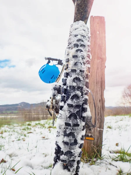 Vintercykling Detalj Bakre Mountainbike Däck Med Snö Mellan Höga Grepp — Stockfoto