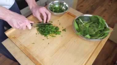 Geniş yapraklı sarımsak ya da ahşap sarımsak ya da ayı pırasası olarak bilinen Ramson yaprakları. Salata ve et için lezzetlidir. Sarımsak kokulu bitki ve Latince adı Allium ursinum