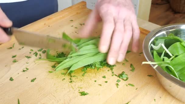 Ruce Krájejí Čerstvý Česnekový Smradlavý Ramson Listy Kuchyňské Sekací Desce — Stock video
