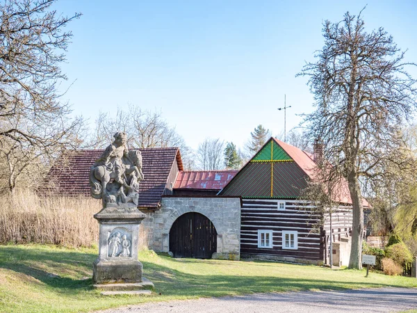 Kopicuv Statek Kacanovy Czechia 2021年4月26日圣乔治女神像与龙搏斗 1806年 吉泽拉河沿岸一座重要的民间建筑纪念碑 建于1787年 — 图库照片