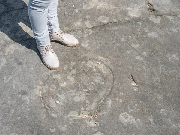 Las Piernas Mujer Permanecen Corazón Del Amor Tallado Una Piedra — Foto de Stock