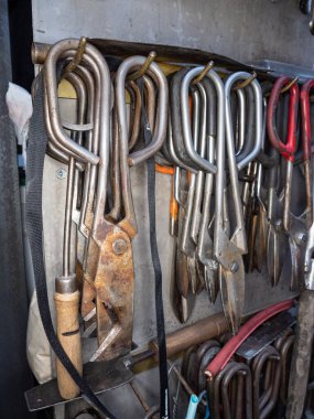 Cam kırpan elmas makasları rafı. Atölyede ayrıntılı cam üfleyici kılavuz araçları