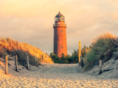 Almanya 'nın Ruegen Adası, Prerow Fischland-Darss-Zingst yakınlarındaki Darsser Ort' ta deniz feneri.
