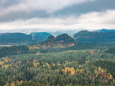 Dağlarda gün batımı. Sonbahar mevsimi içinde renkli ağaçlarla dolu derin vadi.