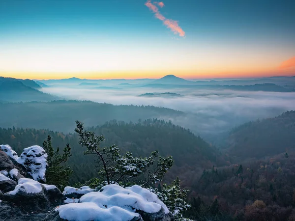 Schneehöhepunkt Frühen Morgen Fröstelndes Erwachen Nebligem Land Morgensonne Versteckt Unter — Stockfoto