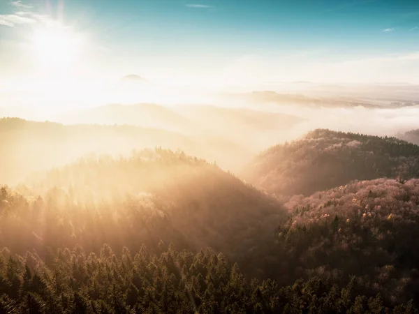 Schöner Nebliger Sonnenuntergang Hügeliger Landschaft Naturreisen Und Abenteuer Konzept — Stockfoto