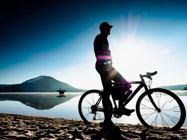 Homem Sentar Bicicleta Montanha Praia Assistir Lago Esporte Conceito Vida — Fotografia de Stock