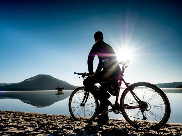 Homem Motociclista Sentar Moldura Bicicleta Assistir Lago Calmo Dentro Nascer — Fotografia de Stock