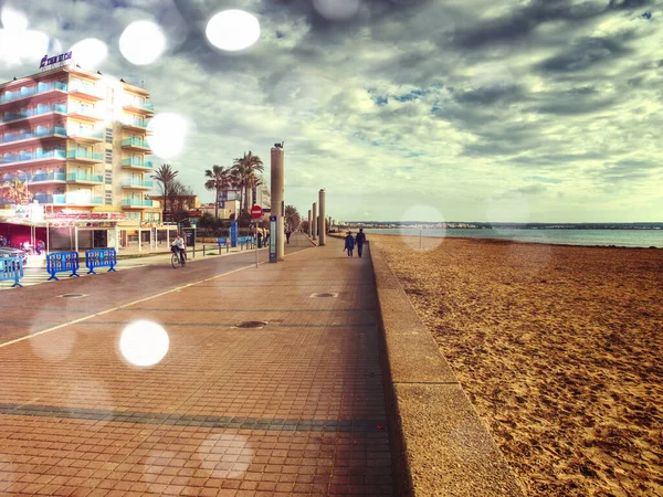 Avenue Bij Ocean Coast Tijdens Een Levendige Zonnige Zonsopgang Samenvatting — Stockfoto