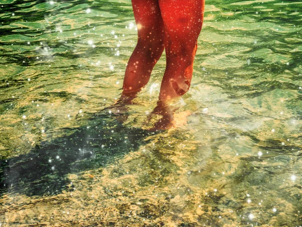 Nackte Füße Kristallklaren Wasser Sommer Abstrakt — Stockfoto