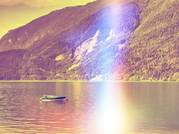 Calmo Nível Matutino Lago Alpino Com Barco Pesca Ancorado Abstrato — Fotografia de Stock