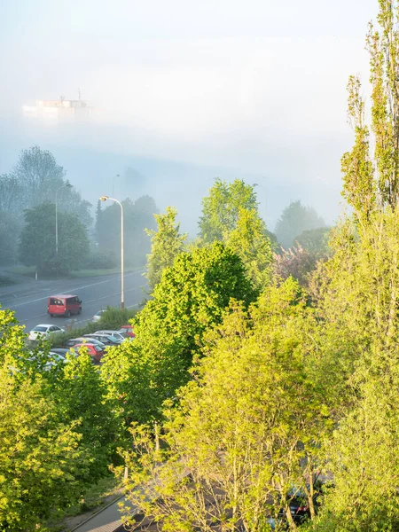 街の景色 街の上からの眺め 朝霧の谷をカバー — ストック写真
