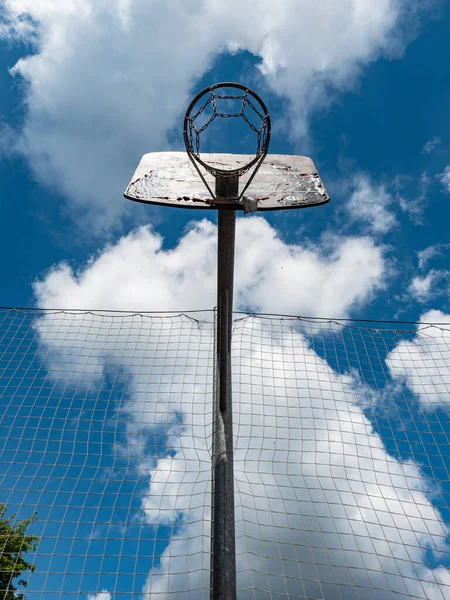 Μπάσκετ Και Ένα Καλάθι Ένα Υπαίθριο Δικαστήριο Φυσικό Ήλιο Αστραπή — Φωτογραφία Αρχείου
