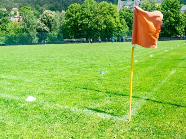 Bandeira Canto Vermelho Campo Futebol Dia Ensolarado Vento Soprando — Fotografia de Stock