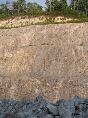 Açık granit taş ocağında maden seviyeleri. Benimkini aç, ocağı aç..