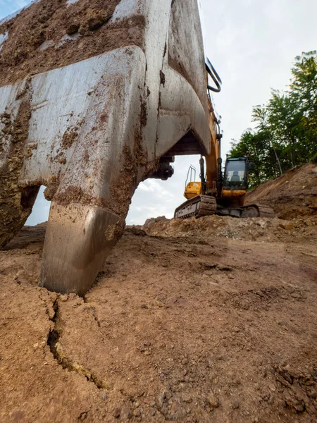 Cubo Excavadora Dentada Industrial Muerde Suelo Vista Ángulo Bajo Cubo —  Fotos de Stock