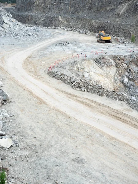 Vykopávač Pracuje Pohybu Zeminy Při Těžbě Jámách Backhoe Vykopává Žulový — Stock fotografie