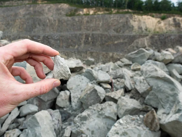 オープン採石場で手を保持石やナゲット 専門家は鉱物資源の場所を見つけた — ストック写真