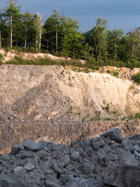 建設業界のための採石材料 中央に深い穴のある花崗岩の鉱山 — ストック写真