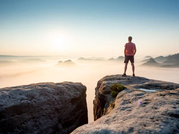 Turista Excursionista Cima Las Rocas Altas Observando Niebla Mañana Paisaje —  Fotos de Stock