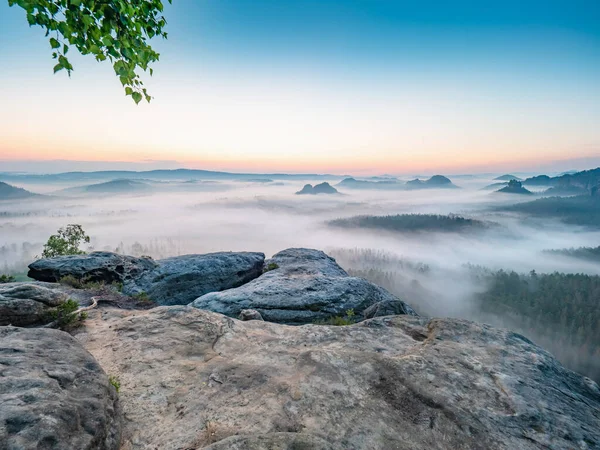 Fantástico Amanecer Ensueño Cima Una Montaña Rocosa Con Vista Valle — Foto de Stock