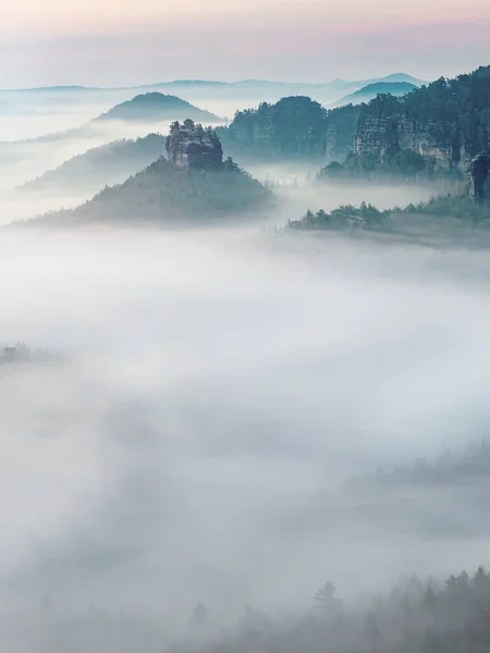 温特斯坦的仙石 也叫Hinteres Raubschloss或Raubstein 从晨雾中伸出来 它是一个砂岩巨石阵 是撒克逊瑞士国家公园的一个带有其他据点废墟的山丘 — 图库照片
