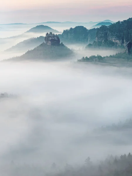 Winterstein Peri Kayası Hinteres Raubschloss Raubstein Olarak Bilinir Sabah Sisinin — Stok fotoğraf