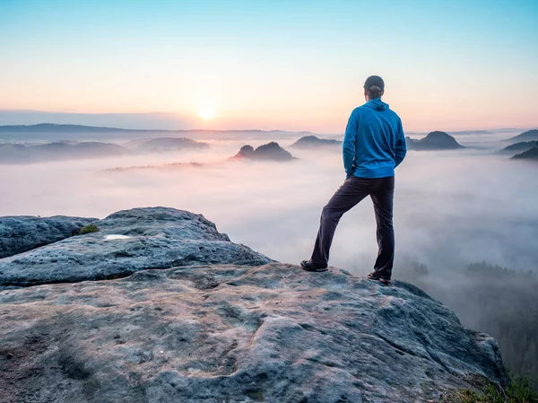 Wanderer Beobachten Neblig Melancholischen Morgen Bewölkter Landschaft Blick Ein Langes — Stockfoto