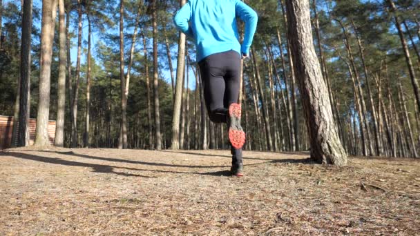 Mouvement Lent Homme Sauter Par Dessus Caméra Basse Continuer Courir — Video