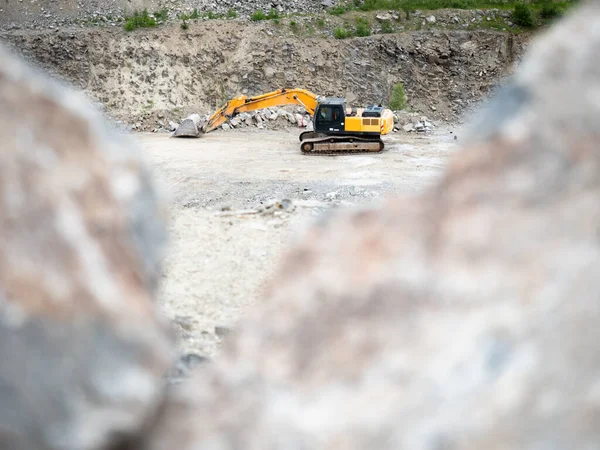 オープン花崗岩鉱山での地球移動に取り組んで重い掘削機 クローラマシンの作業採石場で発掘 — ストック写真
