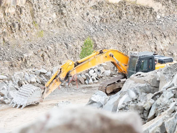 Excavadora Durante Trabajo Movimiento Tierras Minería Cielo Abierto Sobre Fondo —  Fotos de Stock