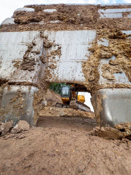 Tierra Agrietada Bajo Cubo Excavadora Muerde Suelo Cubo Retroexcavadora Tema — Foto de Stock