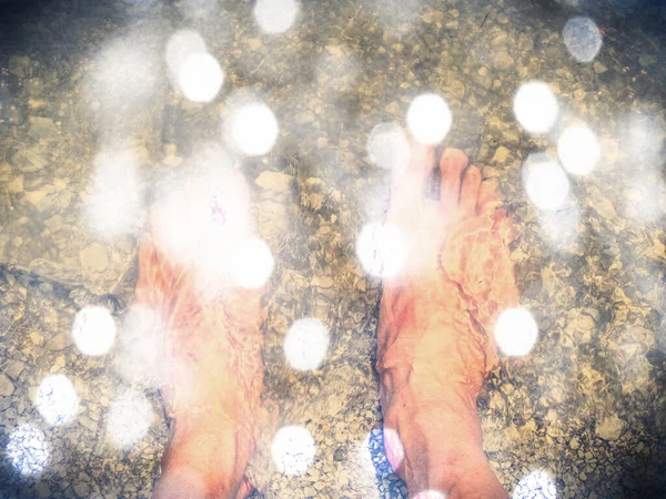 Ноги Під Кришталевою Водою Чоловік Сидить Понтоні Літньому Басейні Насолоджуючись — стокове фото