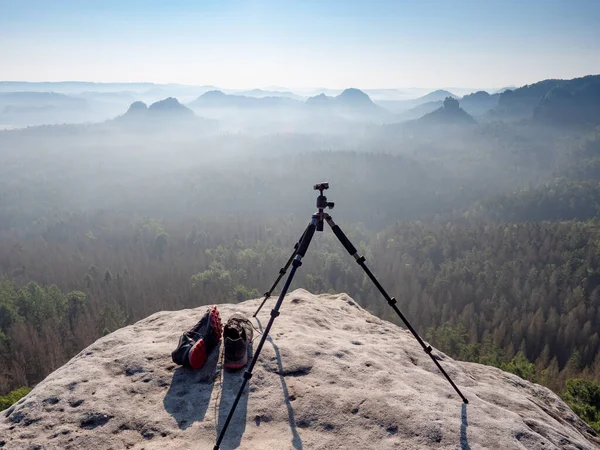 Moderní Profesionální Cestovní Stativ Černé Červené Tenisky Vrcholu Hory Turistika — Stock fotografie