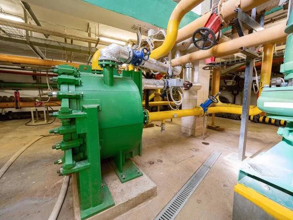 Green Pressure Tank Connected Piping System Lots Colorful Pipes Pumps — 图库照片