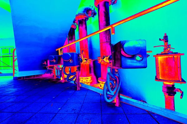 Industriegebiet Stahlrohre Mit Wärmedämmung Und Thermische Ausrüstung Die Elektromagnetische Sicht — Stockfoto