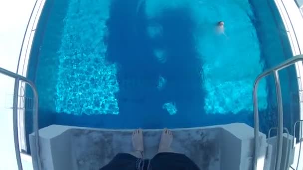Mann Mit Schlankem Körper Fliegt Von Sprungplattform Blaues Schwimmbad Und — Stockvideo