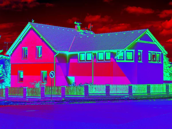 家庭住宅在红外热视扫描 建立温标 红外或热像仪照片 — 图库照片